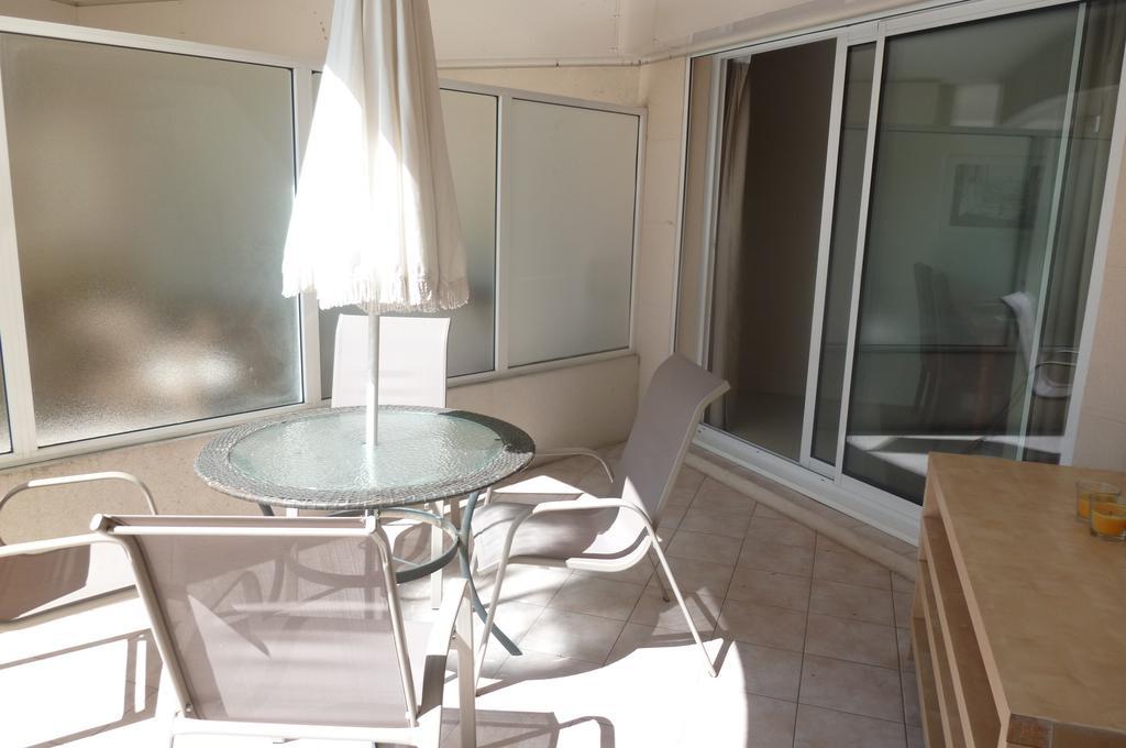 Cannes Seafront Haven: Modern 2-Bed Apartment with Pool Exterior photo