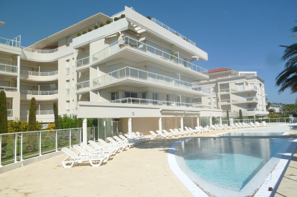 Cannes Seafront Haven: Modern 2-Bed Apartment with Pool Exterior photo
