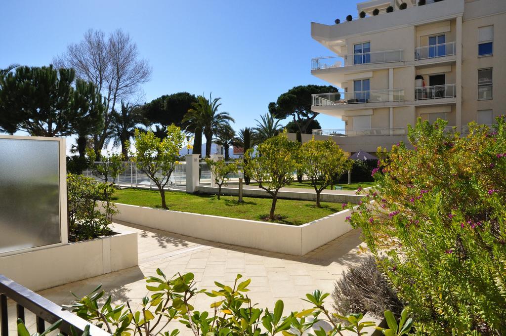 Cannes Seafront Haven: Modern 2-Bed Apartment with Pool Exterior photo