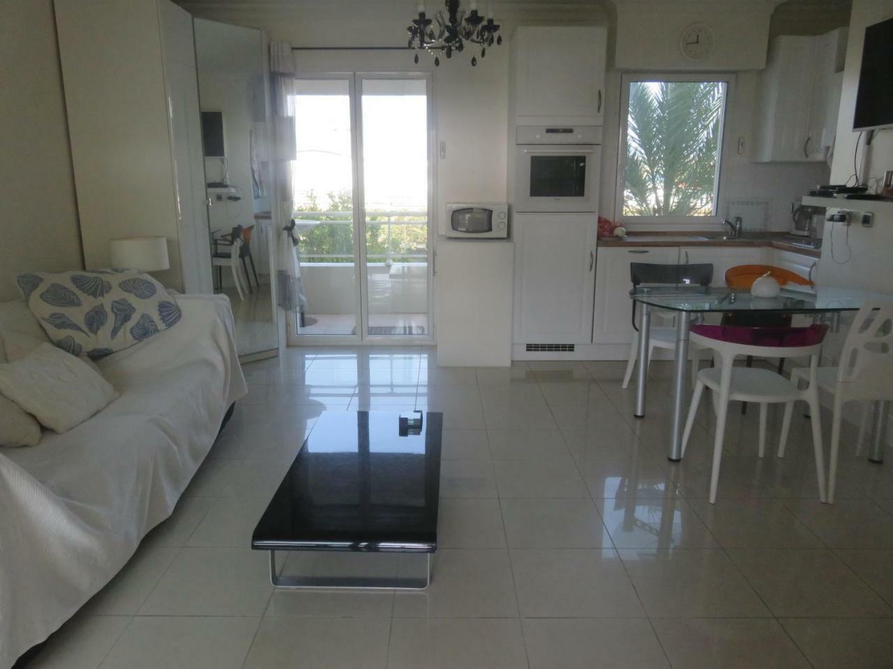 Cannes Seafront Haven: Modern 2-Bed Apartment with Pool Exterior photo